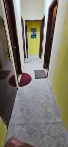 シャルジャにあるLuxurious partition room bed spaceの空間の廊下