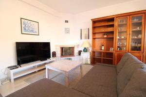 アルトゥーラにあるAlcaria Grand Houseのソファとテレビのあるリビングルーム