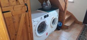 eine Waschmaschine und ein Trockner in einem Zimmer in der Unterkunft Cottage by the sea in Enniscrone