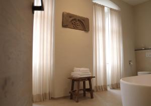 une salle de bain avec une baignoire et une table avec des serviettes dans l'établissement Charmantes Chateau Lichter - Burghaus, à Ließem 52 autres photos