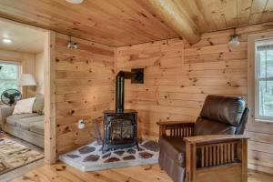 Istumisnurk majutusasutuses Two-Story Cabin Camping on Ranch in the Adirondacks of Upstate New York +30 fotot