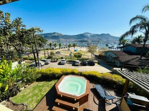 een balkon met uitzicht op een zwembad bij Casa Amarela in Angra dos Reis