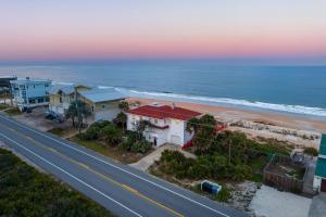 einen Blick über eine Straße neben einem Strand in der Unterkunft The Beach Bum in Ponte Vedra Beach