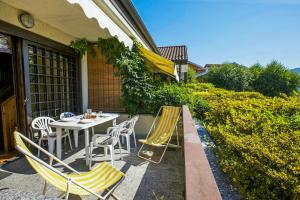 un tavolo e delle sedie seduti su un patio di Residenz La Vela a Baveno