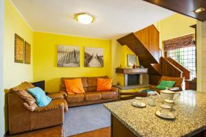 un soggiorno con un divano e un tavolo di Residenz La Vela a Baveno