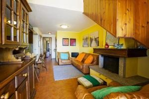 un soggiorno con divano e camino di Residenz La Vela a Baveno Altre 22 foto