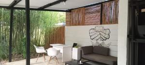 uma sala de estar com uma cadeira e uma parede com uma estátua em Duni Hostal em Estación El Salto