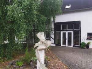 Eine Hasenstatue vor einem Haus in der Unterkunft Refugium29a in Horn