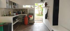 uma pequena cozinha com uma boca de incêndio num quarto em Duni Hostal em Estación El Salto