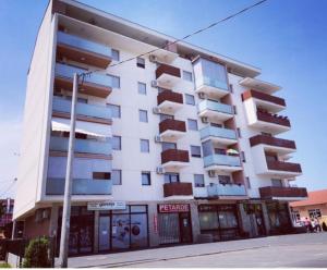 ein weißes Gebäude mit Balkonen an der Seite in der Unterkunft Dunja Doboj in Doboj