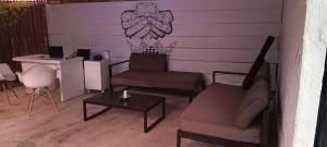 uma sala de estar com um sofá, uma cadeira e uma mesa em Duni Hostal em Estación El Salto mais 36 fotografias