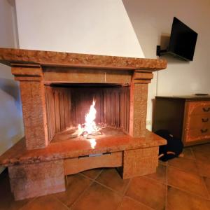 - une cheminée dans le salon dans l'établissement Il nido in montagna Mountain Lake Iseo Hospitality, à Bossico