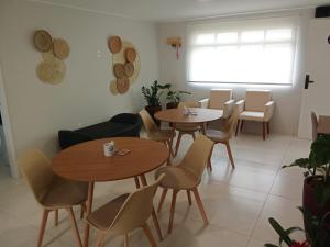 comedor con 2 mesas y sillas en Hospedagem e Coworking - suítes, en Anápolis