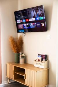 Μια τηλεόραση ή/και κέντρο ψυχαγωγίας στο Maison MUGUET 1 SPA-PARKING-COLMAR