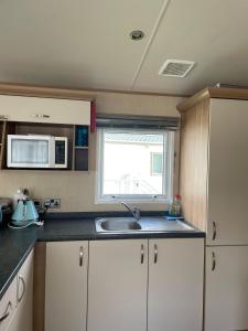 Køkken eller tekøkken på Lake Front 3 Bed Caravan in South Cerney + 5 billeder
