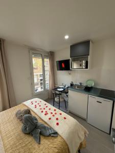 Η κουζίνα ή μικρή κουζίνα στο X Rooms proche Paris