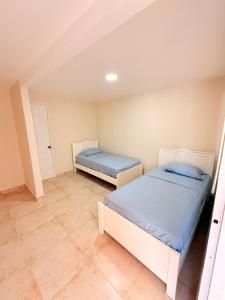 a bedroom with two beds in a room at Serenity House Antón in Coclé