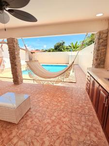 CocléにあるSerenity House Antónのヴィラのリビングルームにハンモック