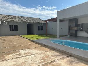 una piscina en el patio trasero de una casa en Casa Foz do Iguaçu Ipê, en Foz do Iguaçu
