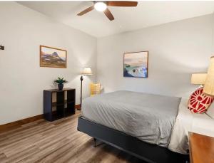 Postel nebo postele na pokoji v ubytování Nucleus 303 + 18 fotografií