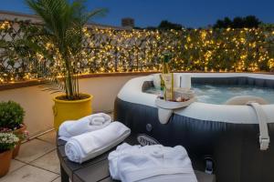 a hot tub sitting on top of a roof at La Roseraie - SPA Privé - Parking Gratuit - Jacuzzi - Familial - Professionnel in Mittelhausbergen