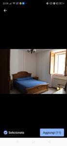 a bedroom with a bed and a window at La casetta del cacciatore 