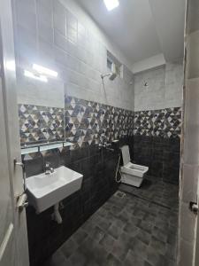 ein Badezimmer mit Waschbecken und Toilette in der Unterkunft Yuvati Homestay in Bumlitan + 22 Fotos