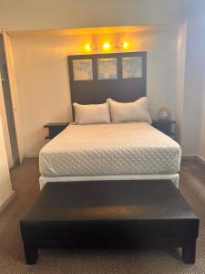 Ένα ή περισσότερα κρεβάτια σε δωμάτιο στο Swanky Spectacular Hotel +13 φωτογραφίες