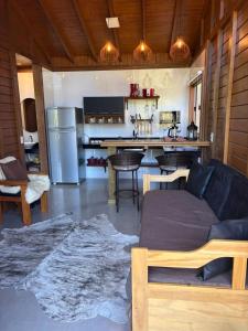 a living room with a couch and a kitchen at Sítio Rancho Mineiro in Domingos Martins
