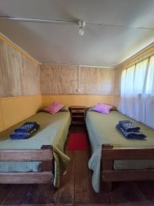 Habitación pequeña con 2 camas individuales en Cabaña el Sauco, en Puerto Guadal 2 fotos más