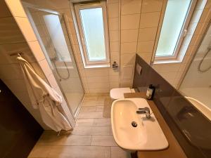 Et badeværelse på Apartament ISCHGL Czarna Góra Resort