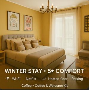 a bedroom with a bed and a chandelier at [3' a piedi dal mare] CASITA DEL MAR...Mare & Arte in Grottammare