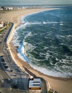 an aerial view of a beach and the ocean at Family & Pet Friendly Beach Stay & Fast Wi-Fi in Figueira da Foz