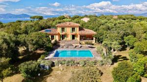 una vista aerea di una casa con piscina di La Castagna Sea View Pool Villa a Coti-Chiavari