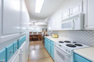 Kuchyň nebo kuchyňský kout v ubytování This Home Has It All Location Amenities & More