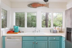 Kuchyň nebo kuchyňský kout v ubytování This Home Has It All Location Amenities & More