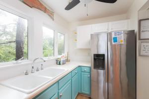 Kuchyň nebo kuchyňský kout v ubytování This Home Has It All Location Amenities & More + 58 fotografií