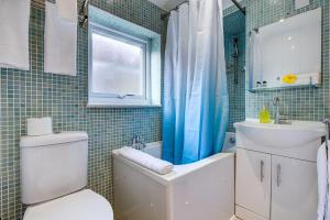 Vannituba majutusasutuses Spacious 4-Bed House in Welling - Free parking +38 fotot