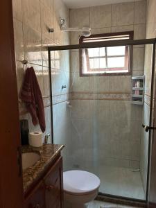 Et badeværelse på Casa Dois - Rio das Ostras