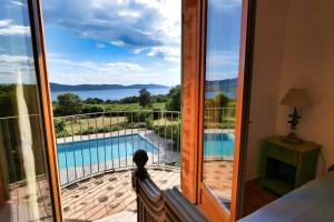 Camera con vista sulla piscina attraverso una porta scorrevole in vetro di La Castagna Sea View Pool Villa a Coti-Chiavari