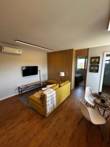uma sala de estar com um sofá e uma TV em Apartamento Descolado Zona Norte em Boa Vista