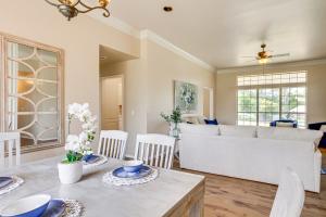 een woonkamer met een tafel, stoelen en een bank bij Less Than 1 Mi to Oak Tree National Cozy Getaway! in Edmond