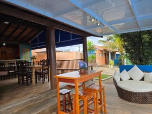 a patio with a table and chairs and a couch at Temporada Belas Casas in São Pedro
