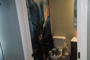 Koupelna v ubytování Atlanta's Furnished Rooms- Walk to The Aquarium, GWCC & Mercedes Benz Stadium