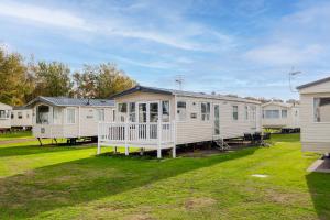 a row of mobile homes parked in a yard at 3 Bedroom Static Caravan-Seton Sands in Port Seton