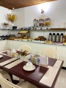 巴西利亚麦克斯酒店的餐桌、椅子和厨房