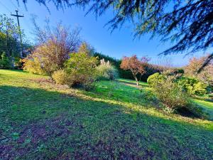 PeraroloにあるB&BCB - B&B Colli Bericiの遠くに十字架がある草原 +4枚の写真