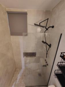 Ένα μπάνιο στο Luxury Escape with Modern Comforts +9 φωτογραφίες