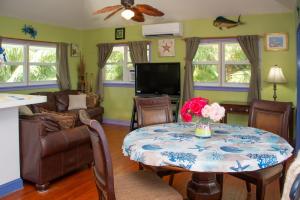 TV a/nebo společenská místnost v ubytování Oceanview Villa • Heated Pool + Hot Tub