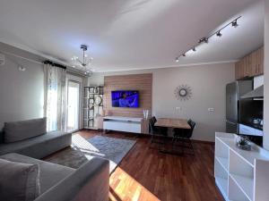 Μια τηλεόραση ή/και κέντρο ψυχαγωγίας στο Kalpazo Bloom Tirana